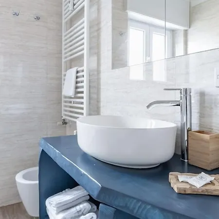 Apartment Host4U - Golfo Aranci, Beautiful Apartment In Milan